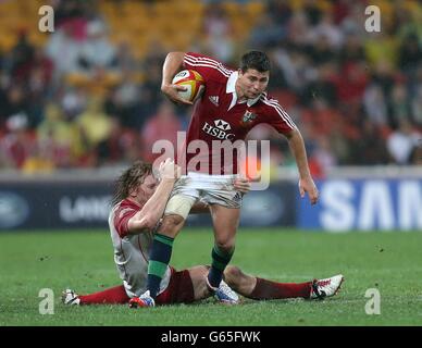 Ben Youngs, Lions britanniques et irlandais, est attaqué par le Queensland Ed Quirk Banque D'Images