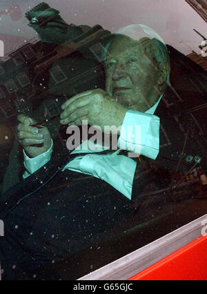 L'ancien premier ministre conservateur Edward Heath, 86 ans, arrive à l'enquête du dimanche sanglant à la salle centrale méthodiste de Westminster.* l'enquête, ouverte il y a cinq ans, enquête sur les circonstances entourant le meurtre de 13 hommes par des parachutistes britanniques lors d'une marche des droits civils à Londres le 30 1972 janvier. Banque D'Images