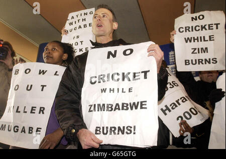 Des manifestants dirigés par l'activiste Peter Tatchell (au centre) au terrain de cricket de Lords, à St John's Wood, à Londres, manifestant contre la coupe du monde d'Angleterre au Zimbabwe. * avec l'Angleterre et le pays de Galles réunion des fonctionnaires du Conseil de cricket pour discuter de l'opportunité de boycotter ou Vas-y avec la structure cet après-midi, les militants ont pris la scène d'où ils ont annoncé leur décision. Elle fait suite à des manifestations similaires hier, lorsque des manifestants anti-Robert Mugabe ont violé les forces de sécurité pour envahir les bureaux de la BCE. La BCE a été soumise à des pressions considérables pour boycotter le pays en signe de protestation contre le président Banque D'Images