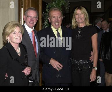 Sir David Frost et son épouse Carina (à droite) saluent l'ambassadeur des États-Unis, William Farish (au centre à gauche) et son épouse lorsqu'ils arrivent à une réception à Londres pour célébrer le dixième anniversaire du progamme de la BBC, Breakfast with Frost. Banque D'Images