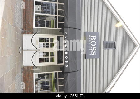 Le magasin de créateurs Hugo Boss au village commerçant de Bicester à Pingle Drive, Oxfordshire, comme un garçon de quatre ans est mort après qu'un miroir lui est tombé dans le magasin dans le village de magasins d'usine. Banque D'Images