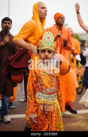 Les fidèles assistent au Festival des Chariots de Hare Krishna Ratha-yatra à Hyde Park, dans le centre de Londres. Banque D'Images