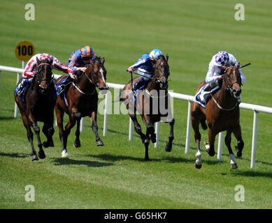 Freedom Square, criblé de Kevin Manning (à droite), remporte la Maiden du Irish Stallion Farms European Breeders Fund lors de la course de TRM au Curragh Racecourse de Co. Kildare, en Irlande. Banque D'Images