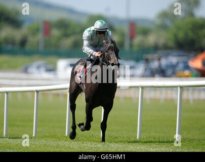 Le Jockey Wayne Lordan fait passer l'impératrice royale à la victoire dans la Maiden de champ d'Irlande pendant la journée de course de TRM à l'hippodrome de Curragh à Co. Kildare, en Irlande. Banque D'Images