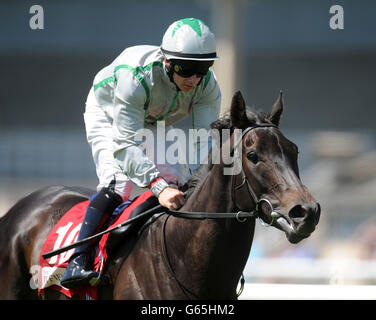 Le Jockey Wayne Lordan fait passer l'impératrice royale à la victoire dans la Maiden de champ d'Irlande pendant la journée de course de TRM à l'hippodrome de Curragh à Co. Kildare, en Irlande. Banque D'Images