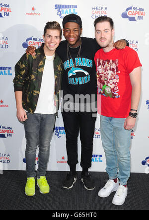 Sonny Jay Muharrem, te Qhairo Eugene et Eddie Brett de Rogues adorables sont en coulisses au Capital FM Summertime ball à Wembley à Londres. Banque D'Images