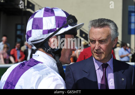 Jockey Kevin Manning (à gauche) avec l'entraîneur Jim Bolger après avoir porté Trading Leather à la victoire dans les piquets d'argent de TRM pendant la journée de course de TRM à l'hippodrome de Curragh à Co. Kildare, Irlande. Banque D'Images