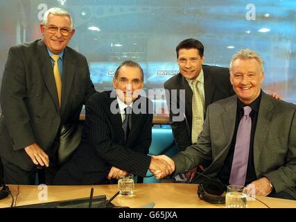 George Best (à droite) l'ancien joueur de football de Manchester United et d'Irlande du Nord, avec Alan Mullery (à gauche) Rodney Marsh (à droite), l'ancien attaquant de West Ham Tony Cottee (à droite).*... comme il a fait son retour au travail, après une opération de greffe de foie, aux studios Sky Sports à l'ouest de Londres.Le légendaire sorcier de l'aile était dans les studios pour résumer sur les Blackburn Rovers vs Manchester United Worthington Cup demi-finale 2ème partie de jambe, à Ewood Park. Banque D'Images