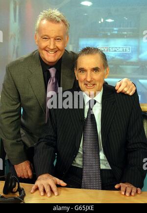 George Best (à droite) l'ancien joueur de football de Manchester United et d'Irlande du Nord, avec l'ancien coéquipier de Fulham Rodney Marsh, a fait son retour au travail après une opération de greffe du foie, dans les studios Sky Sports de Londres Ouest. * le légendaire assistant de l'aile, était dans les studios pour résumer sur le Blackburn Rovers vs Manchester United Worthington Cup demi-finale 2ème partie de jambe, à Ewood Park. Banque D'Images