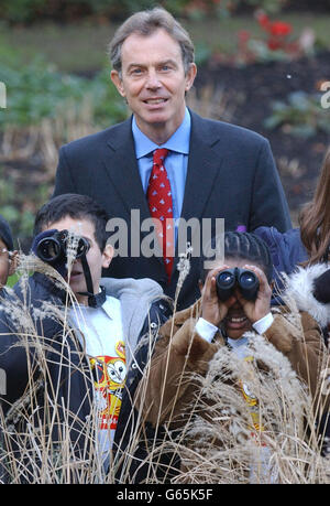 Le Premier ministre Tony Blair rejoint les élèves de l'école primaire Bentworth dans le jardin de Nunber10 Downing Street où les enfants de l'école de Londres vont participer à la « grande garde d'oiseaux » du RSPB qui commence ce week-end. * l'enquête vise à trouver les oiseaux de jardin les plus communs et à voir si et où les espèces comme le moineau de la maison, sont en déclin en nombre. Banque D'Images