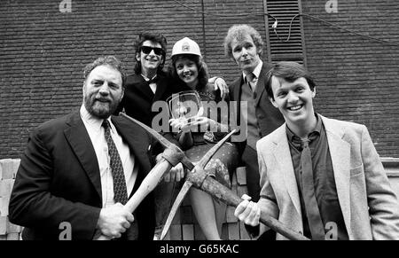 Quatre étoiles de la très populaire série télévisée "Auf Wiedersenhen PET", avec la présentatrice de nouvelles Anne Diamond, à Londres, avant les Pye Television Awards. À l'arrière à gauche à droite : Gary Holton et Christopher Fairbank. Front, Pat Roach et Kevin Whately. Banque D'Images