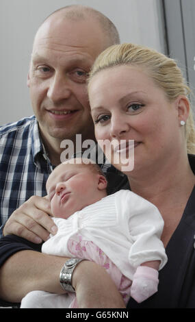 Bébé Eva, le premier bébé conçu à l'aide de la nouvelle technique de FIV, le test d'évaluation précoce de la viabilité des embryons (Eeva), avec la mère Susan Walker-Dempster et le père David Dempster au Centre de médecine reproductive de Glasgow (GCRM) en Écosse. Banque D'Images