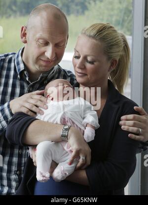 Bébé Eva, le premier bébé conçu à l'aide de la nouvelle technique de FIV, le test d'évaluation précoce de la viabilité des embryons (Eeva), avec la mère Susan Walker-Dempster et le père David Dempster au Centre de médecine reproductive de Glasgow (GCRM) en Écosse. Banque D'Images