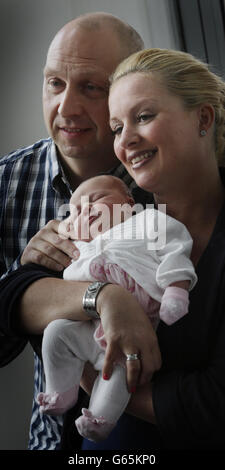 Bébé Eva, le premier bébé conçu à l'aide de la nouvelle technique de FIV, le test d'évaluation précoce de la viabilité des embryons (Eeva), avec la mère Susan Walker-Dempster et le père David Dempster au Centre de médecine reproductive de Glasgow (GCRM) en Écosse. Banque D'Images