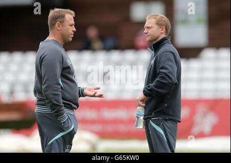 Chris Adams (à gauche), entraîneur-chef de Surrey, et Gareth Batty pendant l'entraînement préalable au match. Banque D'Images