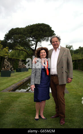 Baron et Baronne Sweerts de Landas Wyborgh en tant qu'ornements et antiquités du parc de Dunsborough: La statuaire de jardin de la collection de Baron et Baronne Sweerts de Landas Wyborgh seront mis aux enchères par Christie's la semaine prochaine.La vente aux enchères portera plus de 500 lots provenant du parc Dunsborough, situé à Ripley, Surrey. Banque D'Images