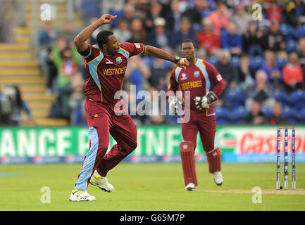 Kieron Pollard (à gauche) des Antilles célèbre la prise du cricket de Colin Ingram en Afrique du Sud (non représenté) lors du match du Trophée des champions de l'ICC au stade SWALEC de Cardiff. Banque D'Images