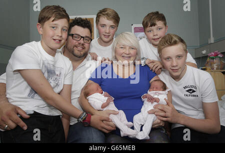 Mère Karen Rodger qui a défié la chance en devenant enceinte avec son troisième ensemble de jumeaux, est photographiée tenant ses nouveau-nés Rowan (à gauche) et Isla (à droite) avec le mari Colin Rodger (2ème à gauche) et leurs fils de gauche à droite Finn, Lewis, Jude et Kyle à l'hôpital général du Sud à Glasgow. Banque D'Images