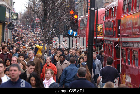 Les acheteurs à Oxford Street à Londres le premier jour des ventes après Noël. * les chasseurs de bonnes affaires descendaient dans les magasins à travers le pays et beaucoup étaient en file d'attente pendant des heures dans l'espoir de trouver les meilleures offres bien qu'il y ait eu des suggestions le premier jour traditionnel était plus calme que d'habitude. Banque D'Images