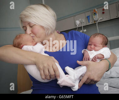 RETRANSMISSION DE LA LÉGENDE AVEC EMBARGO SUPPRIMÉ. La mère Karen Rodger, qui a défié la chance en devenant enceinte avec son troisième groupe de jumeaux, est photographiée tenant ses nouveau-nés Rowan (à gauche) et Isla (à droite) à l'hôpital général du Sud à Glasgow. Banque D'Images