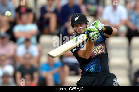 Martin Guptill, de Nouvelle-Zélande, chauve-souris pendant la deuxième journée internationale au Ageas Bowl, à Southampton. Banque D'Images