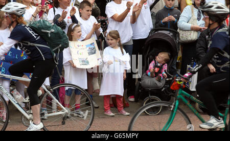 Les gens participent au Hero Ride, en aide à l'organisme caritatif des forces armées Aidez les héros le long du Mall, dans le centre de Londres. Banque D'Images