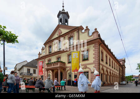 L'Hôtel de ville, les acteurs à l'International Festival de théâtre de rue, Rastatt, Allemagne, Bade-Wurtemberg, Schwarzwald, Forêt-Noire Banque D'Images