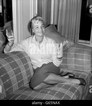 Divertissement - Simone Signoret - Savoy Hotel.Simone Signoret dans sa suite au Savoy Hotel, Londres. Banque D'Images