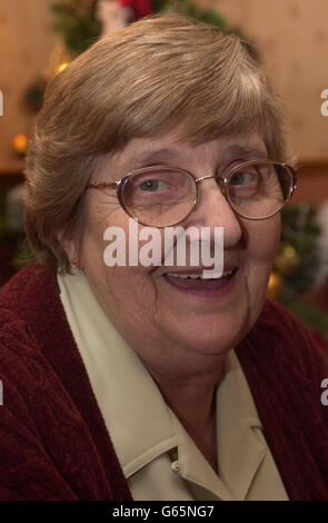 Evelyn Chattanton, 69 ans, qui a reçu un MBE dans la liste des distinctions honorifiques du nouvel an après avoir travaillé pendant 53 ans comme lavoir chez elle à Gravesend, dans le Kent.* sur 53 ans, Evelyn Chattanton a travaillé pendant quatre générations de la même famille qui possède une entreprise de blanchisserie commerciale à Gravesend, dans le Kent.Mme Chattanton a également soigné sa mère âgée pendant de nombreuses années jusqu'à sa mort en 1989, âgée de 94 ans. Banque D'Images