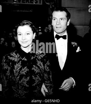 L'acteur-gérant Sir Laurence Olivier et son épouse d'actrice Vivien Leigh au New Theatre lorsqu'ils ont tenté l'ouverture à Londres de la nouvelle production de 'Man and Superman' de Bernard Shaw. Banque D'Images