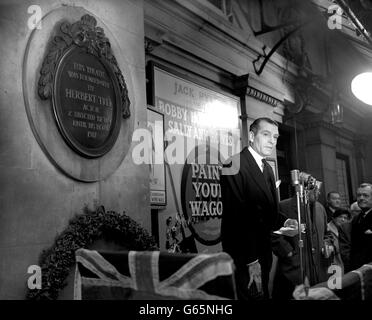 Sir Laurence Olivier s'adresse à un rassemblement d'acteurs et d'actrices au théâtre de sa Majesté, Haymarket, devant une plaque à la mémoire de Sir Herbert Tree, le centenaire de la naissance de laquelle ils célébraient. Le théâtre de sa Majesté est un monument commémoratif permanent de Sir Herbert en raison des nombreux succès qu'il y a marqués en tant qu'acteur-gérant. Banque D'Images