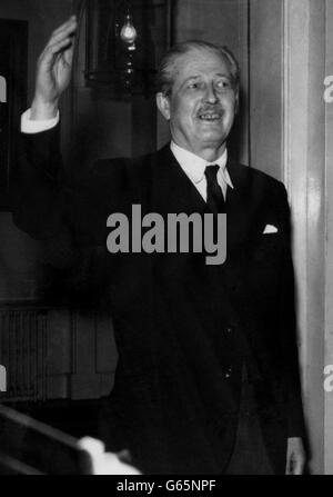 Le nouveau Premier ministre britannique, M. Harold MacMillan, est souriant et de bonne humeur. Il se fait la vague à la foule qui applaudit dans Downing Street comme il part No 11 pour dîner dans un club . Banque D'Images