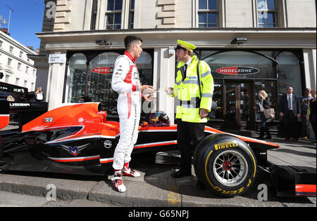 S New Oxford Street, comme un acteur habillé comme un garde-trafic fixe sa voiture de F1. ASSOCIATION DE PRESSE Date de la photo : lundi 03 juin 2013. Le crédit photo devrait se lire: Matt Alexander/PA fil Banque D'Images