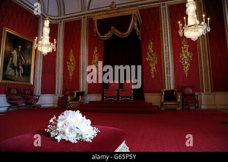 Une réplique du bouquet de couronnement présenté à la reine Elizabeth II par la Compagnie des jardiniers amateurs dans la salle du Trône, sur fond de trônes de couronnement originaux au palais de Buckingham, Londres. Banque D'Images