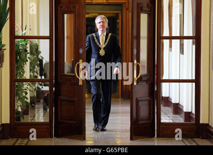 Mairtin O Muilleoir, maire de Belfast nouvellement élu, rencontre la presse à l'hôtel de ville de Belfast. Le Conseil municipal de Belfast a élu un entrepreneur avec un empire médiatique à Belfast et à New York comme nouveau Lord Mayor. Mairtin O Muilleoir de Sinn Fein, 53 ans, a pris le poste en service aux côtés de Christopher Stalford du DUP. Banque D'Images
