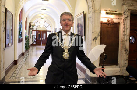 Mairtin O Muilleoir, maire de Belfast nouvellement élu, rencontre la presse à l'hôtel de ville de Belfast. Le Conseil municipal de Belfast a élu un entrepreneur avec un empire médiatique à Belfast et à New York comme nouveau Lord Mayor. Mairtin O Muilleoir de Sinn Fein, 53 ans, a pris le poste en service aux côtés de Christopher Stalford du DUP. Banque D'Images