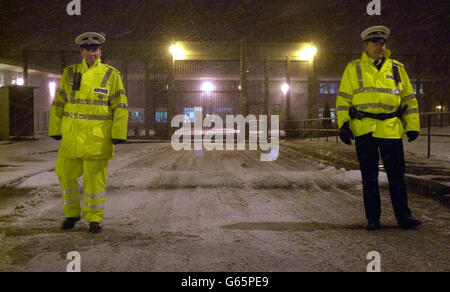 Poste de police garde à l'extérieur de la porte principale de la prison à sécurité maximale de Shotts dans le Lanarkshire. Une perturbation a éclaté à la prison de sécurité maximale. Plus de 50 prisonniers seraient impliqués dans l'incident à la prison de HM Shotts dans le Lanarkshire. * UN porte-parole du service pénitentiaire écossais a déclaré que la perturbation était confinée à une salle. Banque D'Images