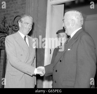 M. RG Menzies, Premier ministre australien, prend le congé de Sir Anthony Eden à la porte du no 10, Downing Street, après avoir déjeune avec le Premier ministre britannique. Banque D'Images