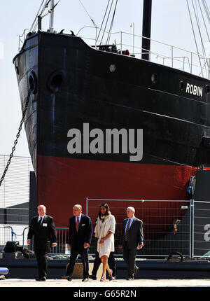 Le duc d'Édimbourg (deuxième à gauche) lors d'une visite pour inaugurer la nouvelle maison permanente de SS Robin à Royal Victoria Dock, à l'est de Londres, le plus ancien navire à vapeur complet du monde, quarante ans après le début de la campagne pour la sauver pour la nation. Banque D'Images