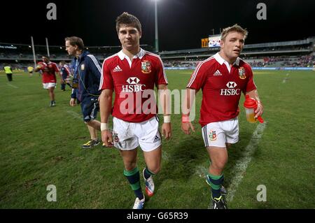 Rugby Union - 2013 British and Irish Lions Tour - Western Force v British and Irish Lions - Patersons Stadium.Tom Youngs (à droite) et Ben Youngs des Lions britanniques et irlandais quittent le terrain après le coup de sifflet final Banque D'Images