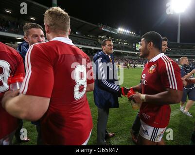 Rugby Union - 2013 British and Irish Lions Tour - Western Force v British and Irish Lions - Patersons Stadium.Sam Warburton (à gauche), les Lions britanniques et irlandais, accueille son coéquipier Manu Tuilagi après le coup de sifflet final Banque D'Images