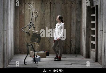 L'élève Erin Elizabeth Hudson est photographié avec une installation artistique de l'artiste James MacEachran, qui fait partie du spectacle de sculpture et de conception de produits médicaux de l'école d'art de Glasgow, en Écosse. Banque D'Images