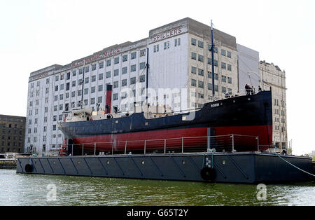 Vue sur le SS Robin, le plus ancien navire à vapeur complet du monde, dans sa nouvelle maison, devant le plus éfait de l'entrepôt de Millenium Mills de Spiller, dans les docks de Royal Victoria, à l'est de Londres. Banque D'Images