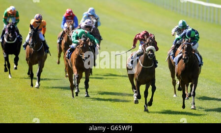 Chris Hayes fait passer Majenta à la victoire dans le TRI Equestrian European Breeders Fund Fillies Handicap pendant la journée de course de TRM à l'hippodrome de Curragh à Co. Kildare, en Irlande. Banque D'Images