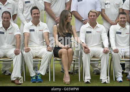 Elizabeth Hurley tient la main avec son partenaire Shane Warne lors d'une photographie d'équipe avec des joueurs de cricket au Cirencester Park à Gloucestershire, pour un match caritatif 20/20 Cricket for Kids, Angleterre vs Australie, en aide à la Shane Warne Foundation et aux associations de Hop, Skip & Jump. Banque D'Images