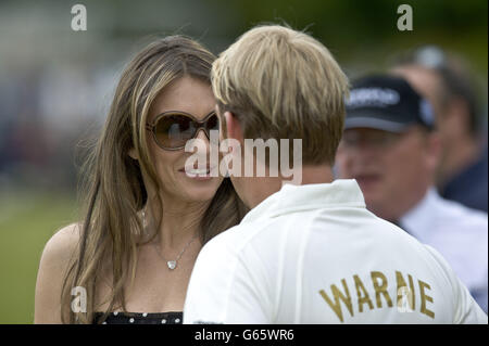 Elizabeth Hurley avec son partenaire Shane Warne au Cirencester Park à Gloucestershire, pour un match caritatif de cricket pour enfants 20/20, Angleterre contre Australie, en aide à la Fondation Shane Warne et aux œuvres caritatives de Hop, Skip & Jump. Banque D'Images