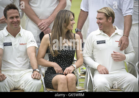 Elizabeth Hurley avec son partenaire Shane Warne au Cirencester Park à Gloucestershire, pour un match caritatif de cricket pour enfants 20/20, Angleterre contre Australie, en aide à la Fondation Shane Warne et aux œuvres caritatives de Hop, Skip & Jump. Banque D'Images