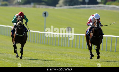 Jockey Johnny Murtagh (à droite) élève Levanto à la victoire dans le TRM Invest in Calphormin handicap pendant la journée de course du TRM à l'hippodrome de Curragh à Co. Kildare, Irlande. Banque D'Images