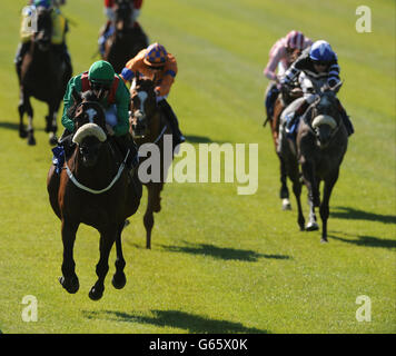 Declan McDonogh (à gauche) fait passer Dabadiyan à la victoire dans le TRM en soutenant Global Champions Maiden pendant la journée de course du TRM à l'hippodrome de Curragh à Co. Kildare, en Irlande. Banque D'Images