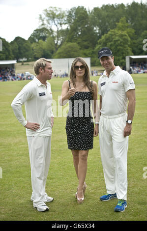 Elizabeth Hurley va jouer avec les capitaines d'équipe Michael Vaughan et partenaire Shane Warne d'Australie, avant de jouer au parc Cirencester à Gloucestershire, pour un match de cricket pour enfants 20/20, Angleterre contre Australie, en aide à la Fondation Shane Warne et Hop, Associations caritatives Skip & Jump. Banque D'Images